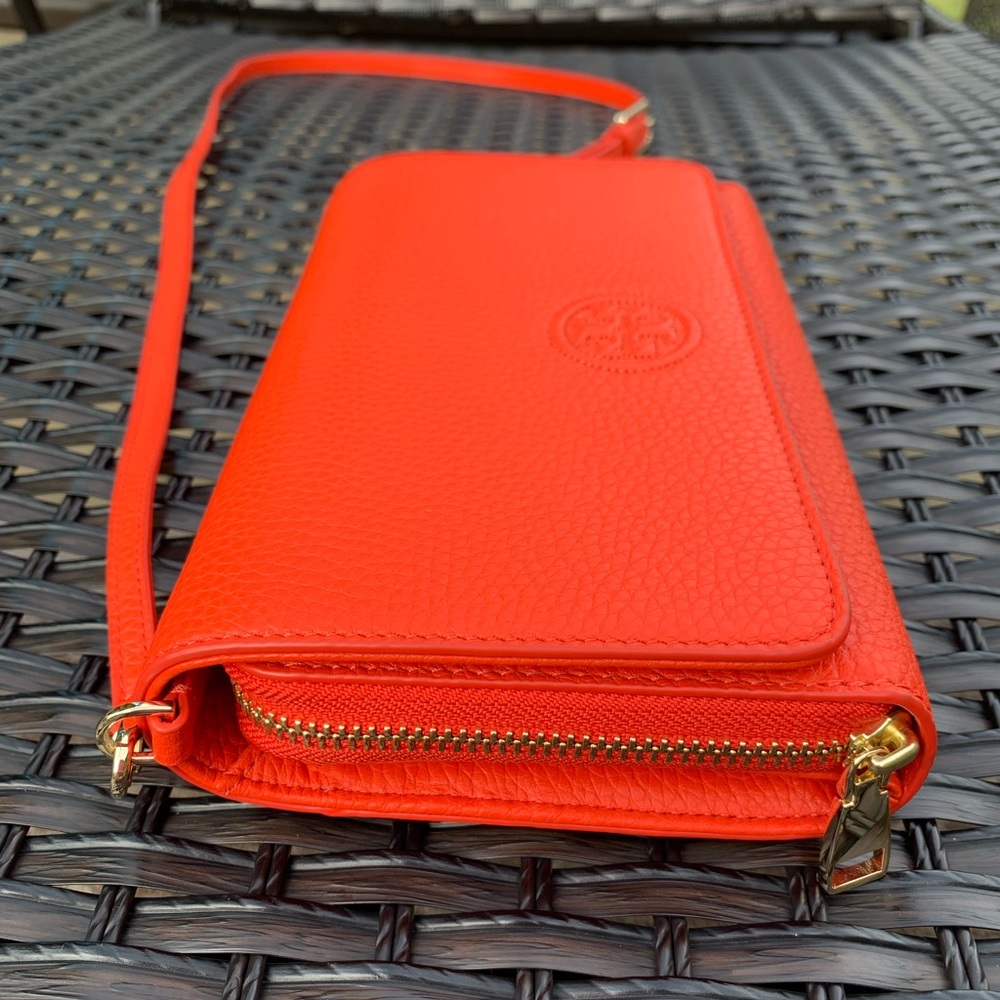 Tory Burch, Poppy  Bombe Flat Wallet Crossbody.